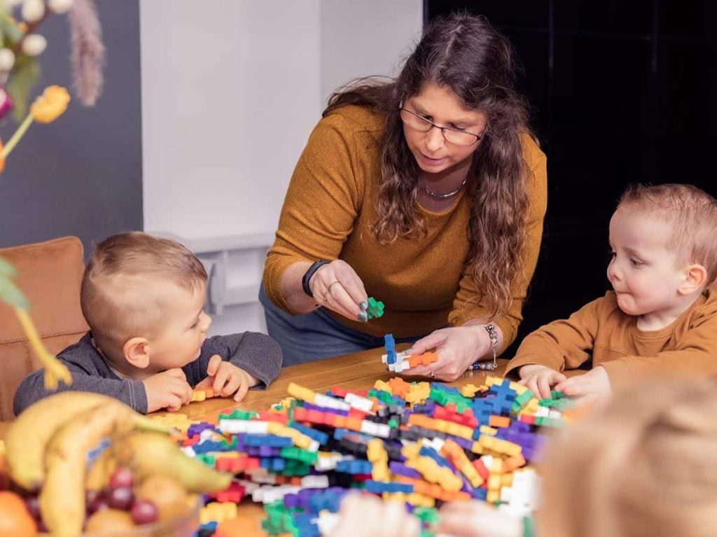 Gastouder met twee kindjes aan het spelen - regels gastouders - Welkom Kind