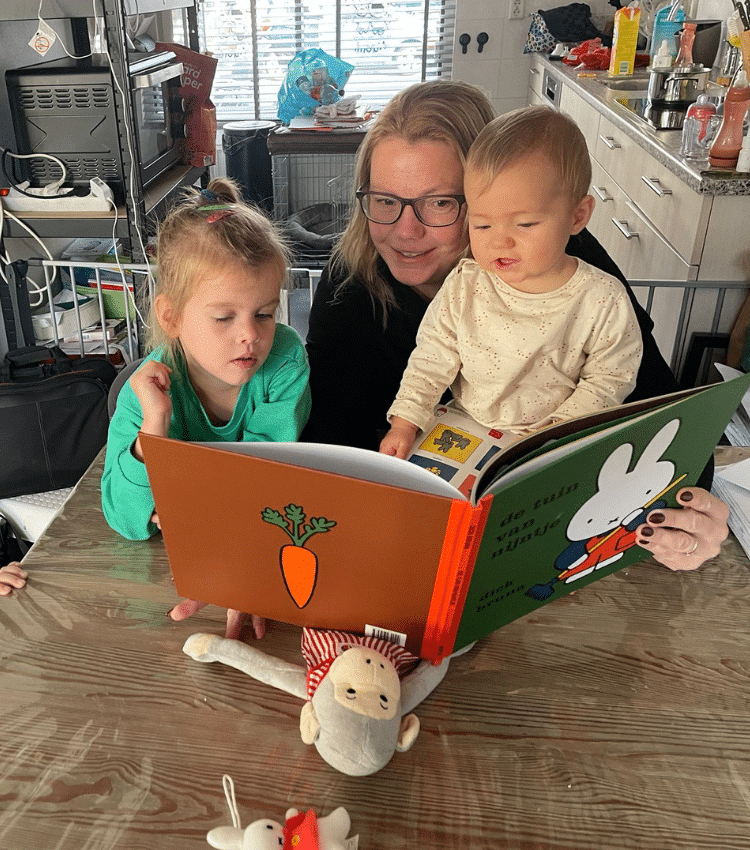 Gastouder die aan twee kindjes voorleest - voorlezen kinderen - Welkom Kind