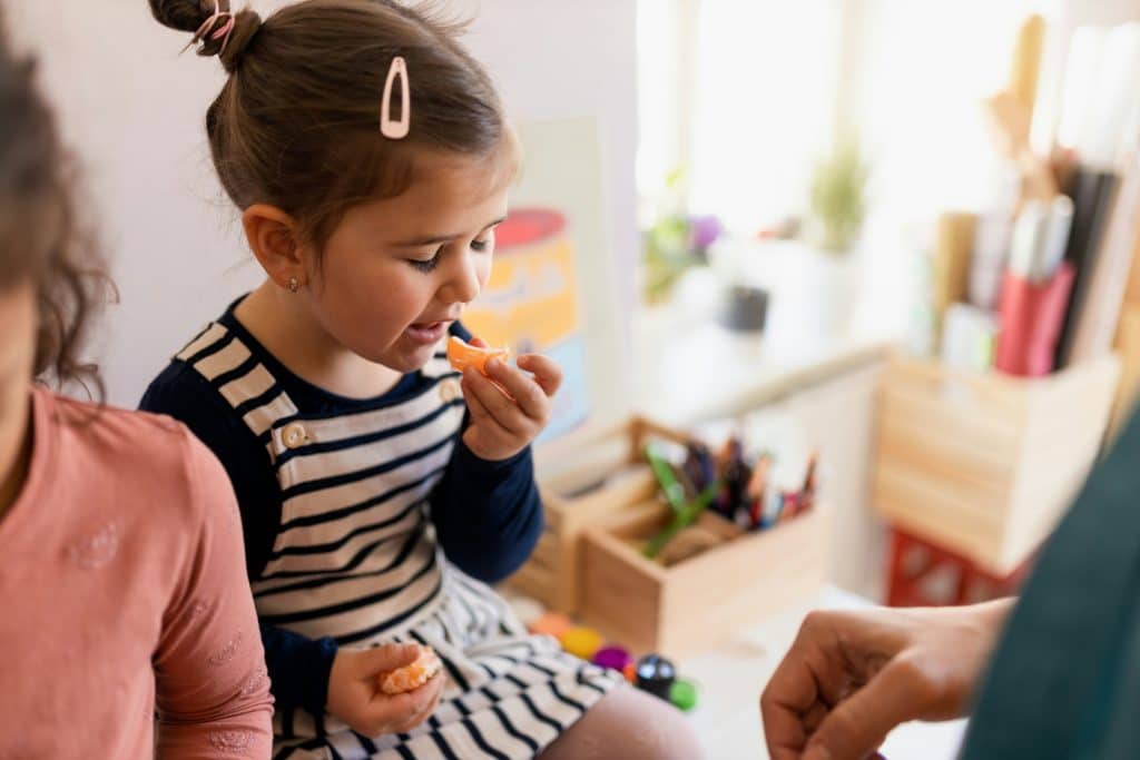 Meisje eet een mandarijn - programma gezonde kinderopvang - Welkom Kind