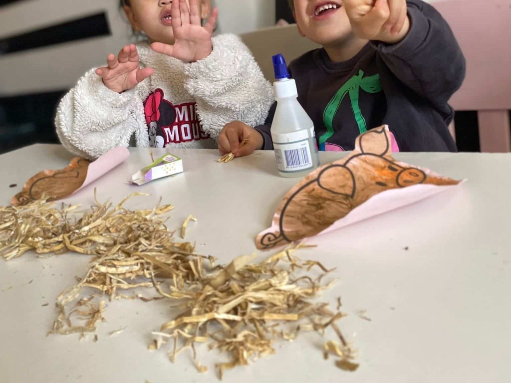 Twee kindjes aan het knutselen - activiteiten kinderopvang gastouder - Welkom Kind