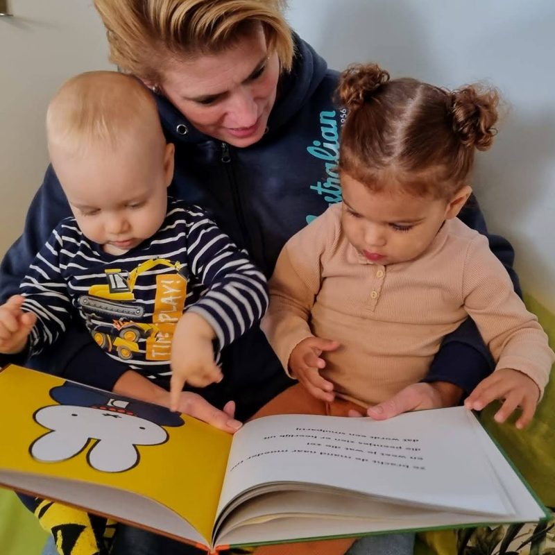 Gastouder-twee-kinderen-aan-het-voorlezen-op-schoot-gastouder zoeken - Welkom Kind