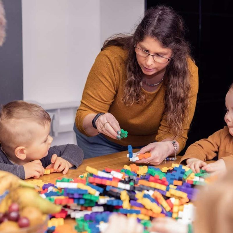 Gastouder met twee kindjes aan het spelen - regels gastouders - Welkom Kind