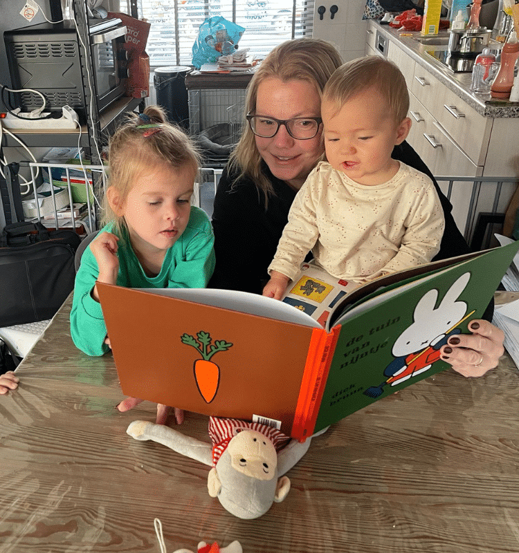 Gastouder die aan twee kindjes voorleest - voorlezen kinderen - Welkom Kind