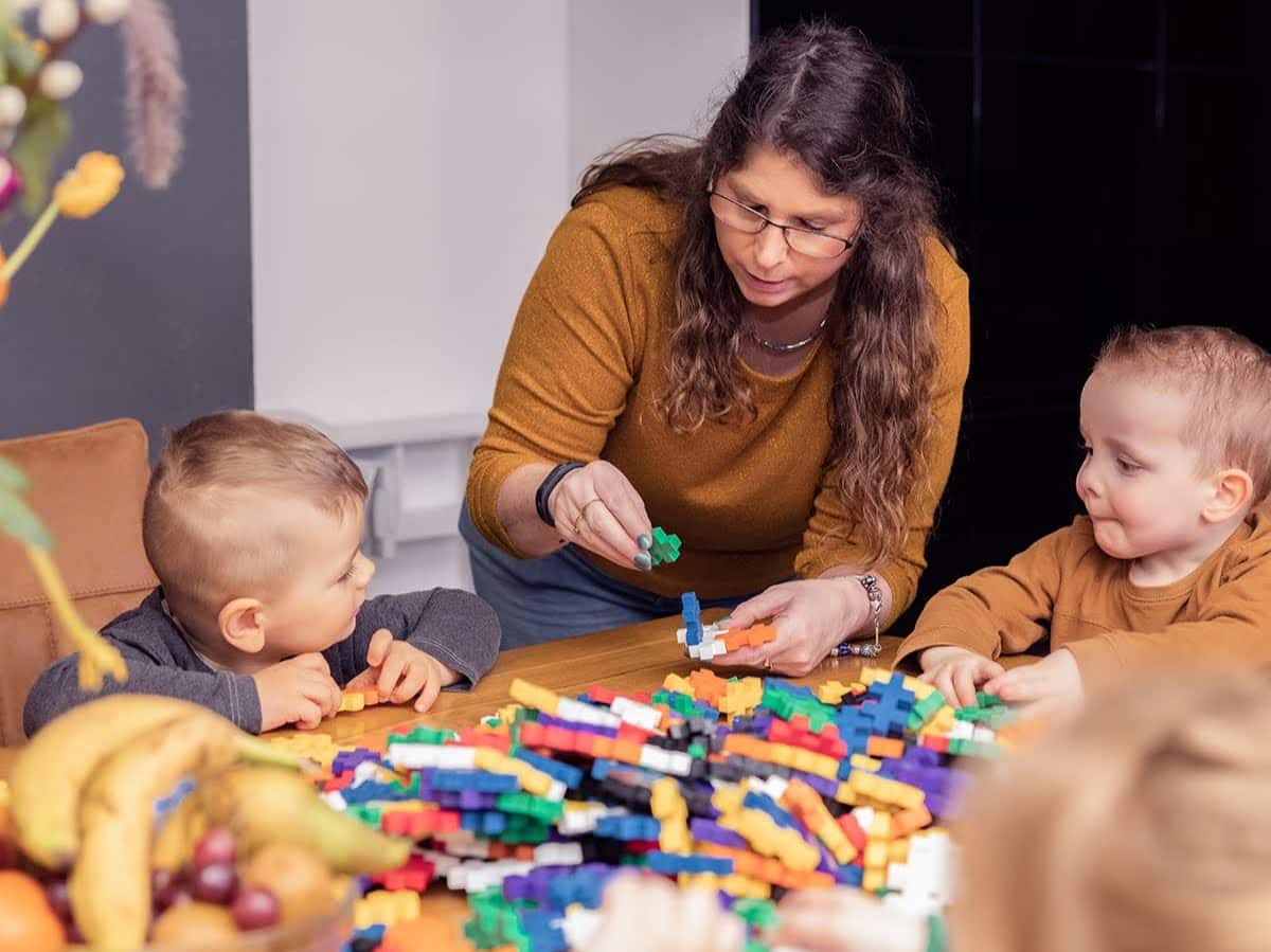 Gastouder-aan-het-spelen-met-twee-kindjes-kinderopvang-flexibele-uren-Welkom-Kind