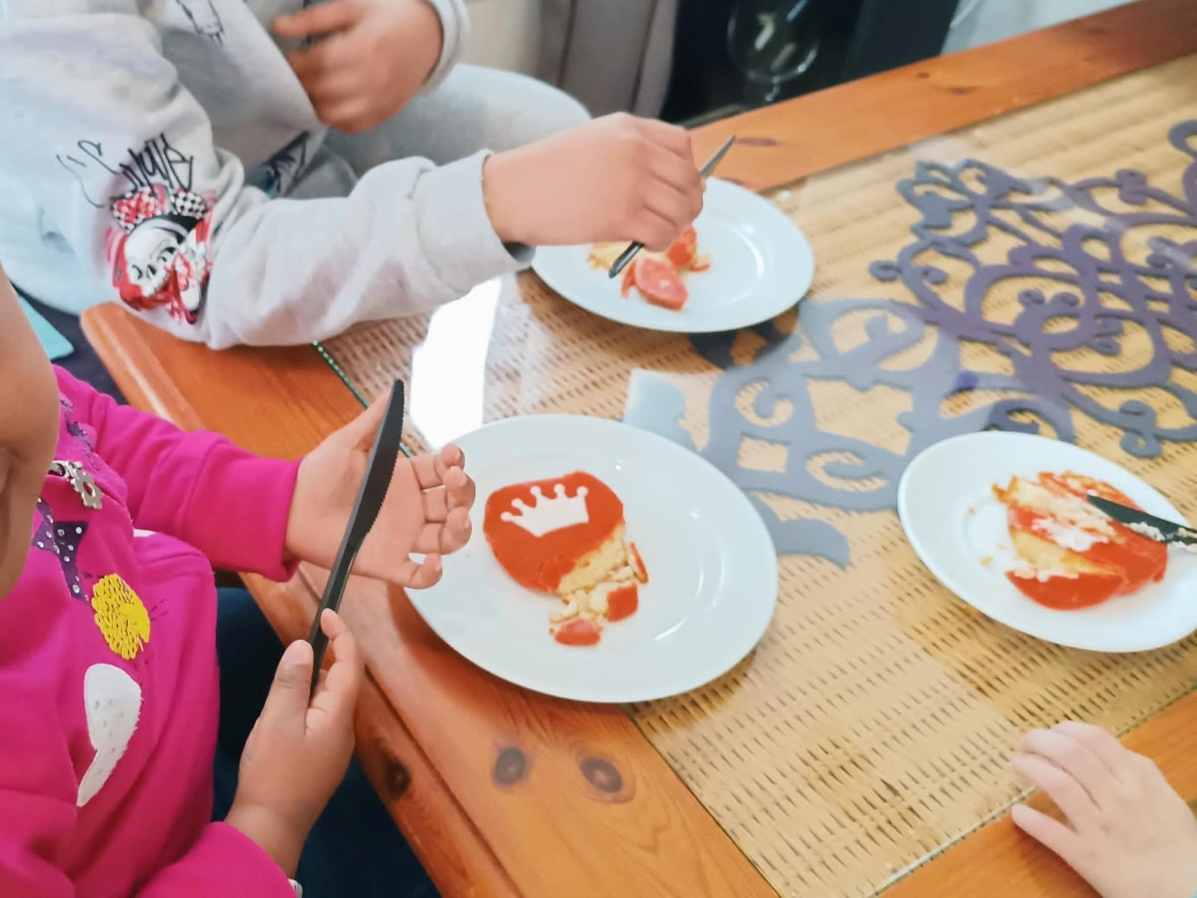 Kinderen-aan-het-eten-aan-tafel-kinderopvang-flexibele-uren-Welkom-Kind