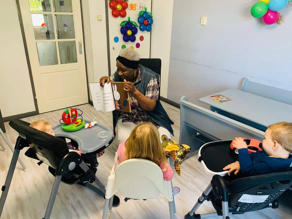 Gastouder interactief aan het voorlezen - Nationale Voorleesdagen 2025 - Welkom Kind