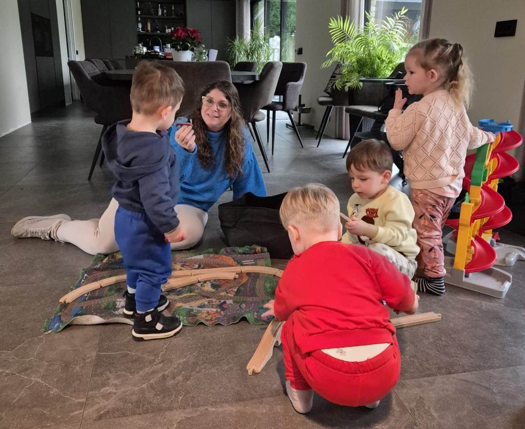Gastouder met kindjes aan het spelen - zzp gastouder - Welkom Kind