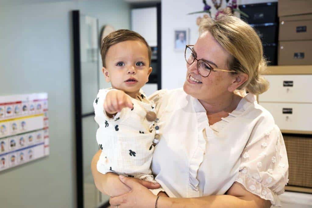 Gastouder-met-een-kind-op-de-arm-gastouder in de buurt-Welkom-Kind