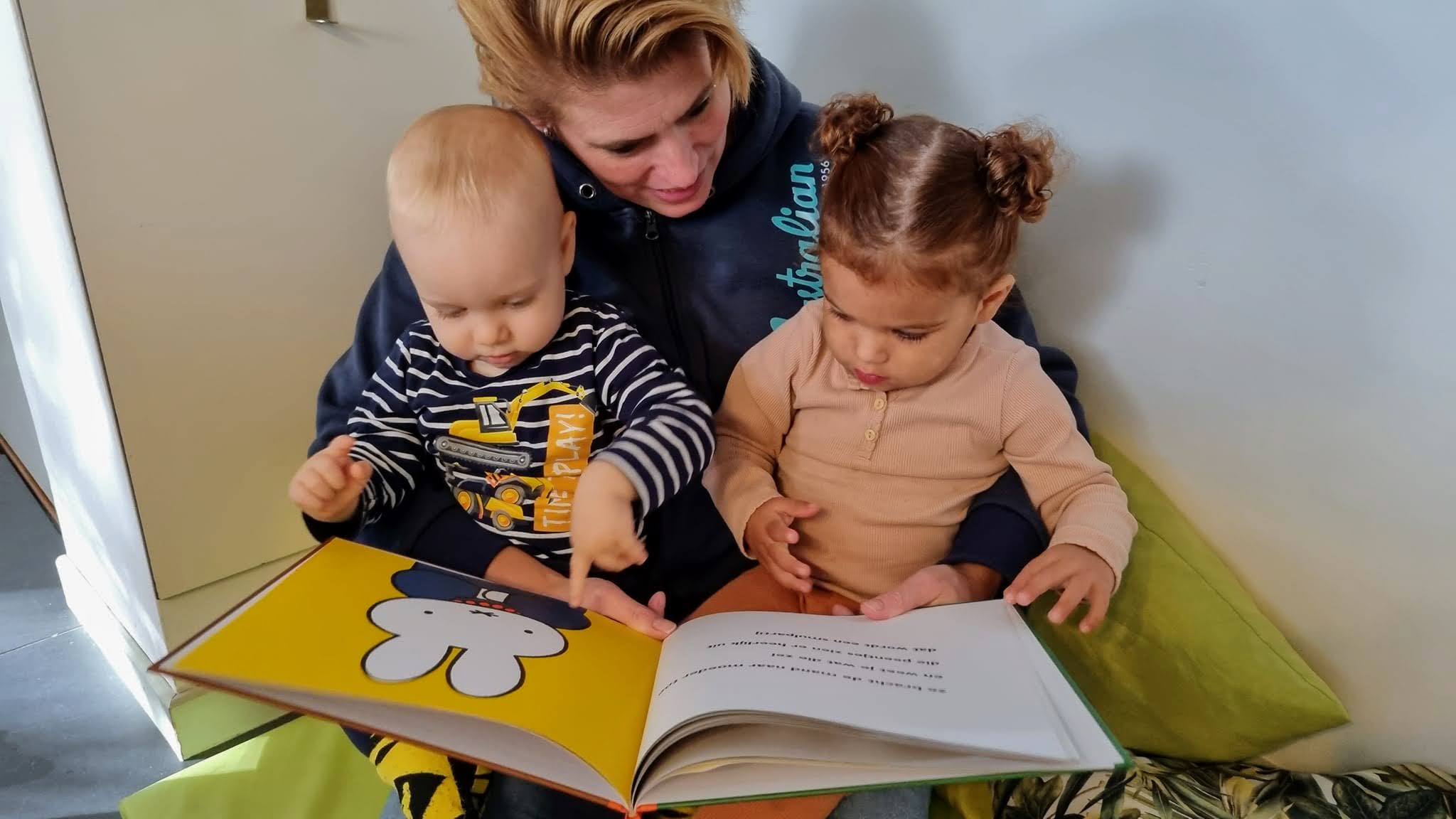 Gastouder-twee-kinderen-aan-het-voorlezen-op-schoot-gastouder-in de buurt-Welkom-Kind