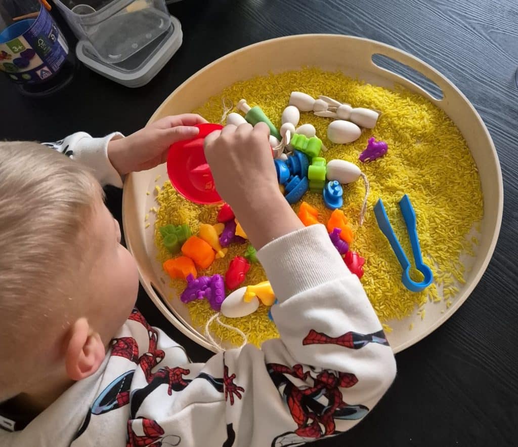 Kindje speelt met verschillende vormen - spelend leren - Welkom Kind